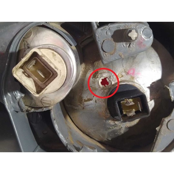 Lanterna Traseira Direito Peugeot 206 2005 Detalhe Direito/passageiro Vermelho